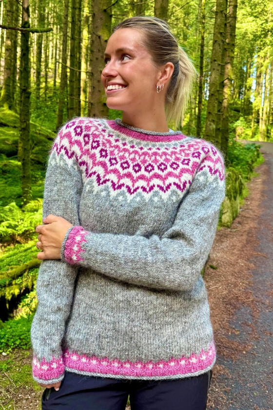 Grå riddarigenser med rosa mønster - LL0100B