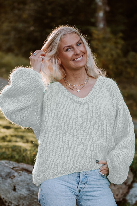 Charlottes duegrå chunky mohair genser - Strikkia 2021-027C