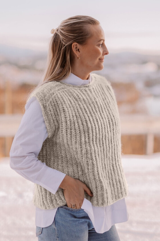 Anytime slipover i sandfarge - Strikkia 2022-003B