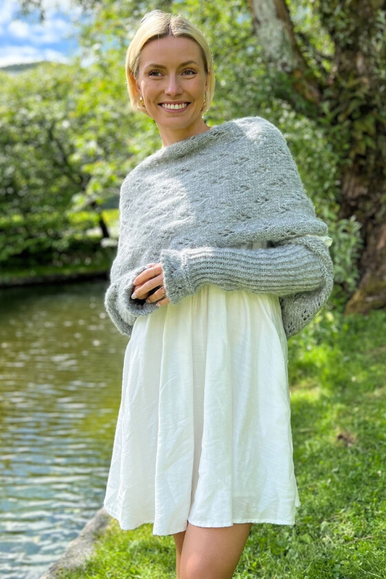 Grått Eyelet sweater scarf - Strikkia 2024-035-313B