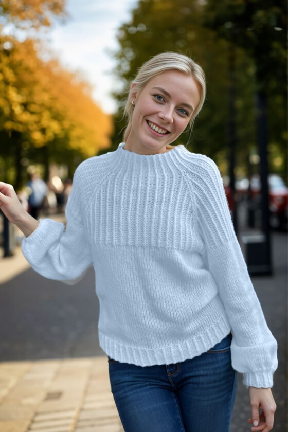 Lyseblå Winona raglan sweater - Strikkia 2023-024-320A