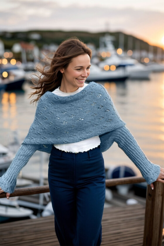 Eyelet skjerfgenser i lys jeansblå - Strikkia 2024-035-326