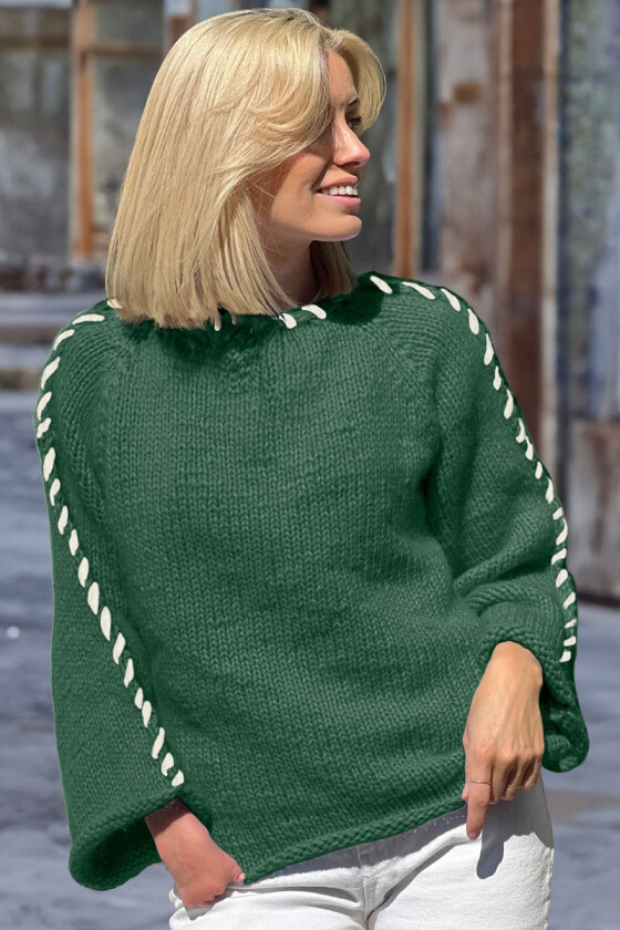 Jadegrønn Sorbonne stitchgenser med hvit kontrast - Strikkia 2023-336300