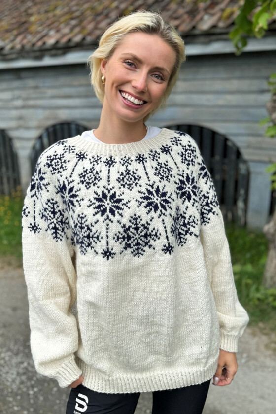 Snowflake sweater i naturhvit - DLG 23-044-SU3400