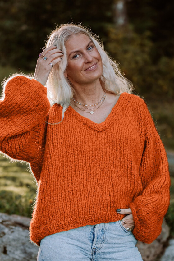 Charlottes oransje chunky mohair genser - Strikkia 2021-027I