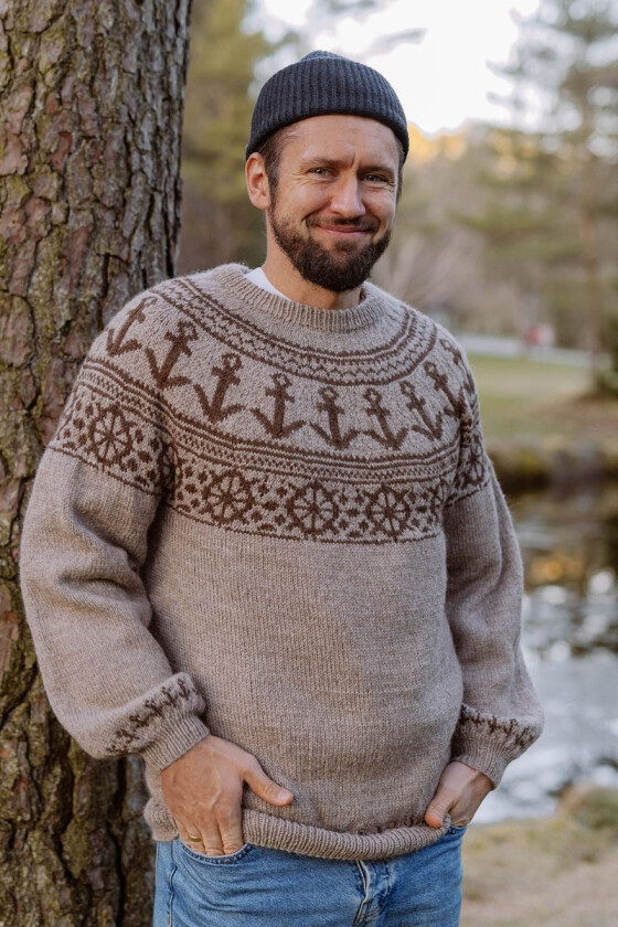 Ankergenseren i beige med brunt mønster - Strikkia 2020-027-507508