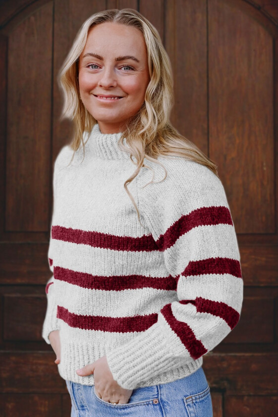 Hvit Bordeaux sweater med røde striper - Strikkia 2023-001 300-360
