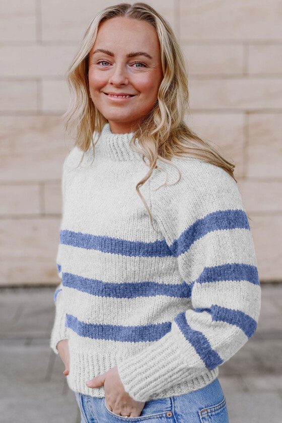 Hvit Bordeaux sweater med blå striper - Strikkia 2023-001 300-323