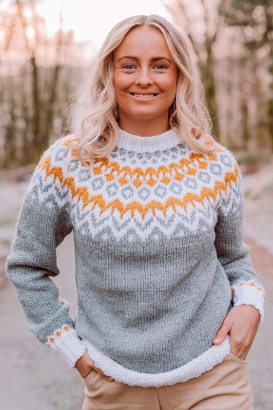 Grå riddarigenser med gult mønster - LL0038