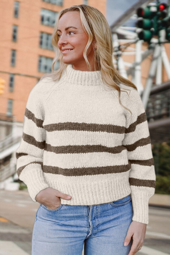 Naturhvit Bordeaux sweater med lysebrune striper - Strikkia 2023-001 302-309