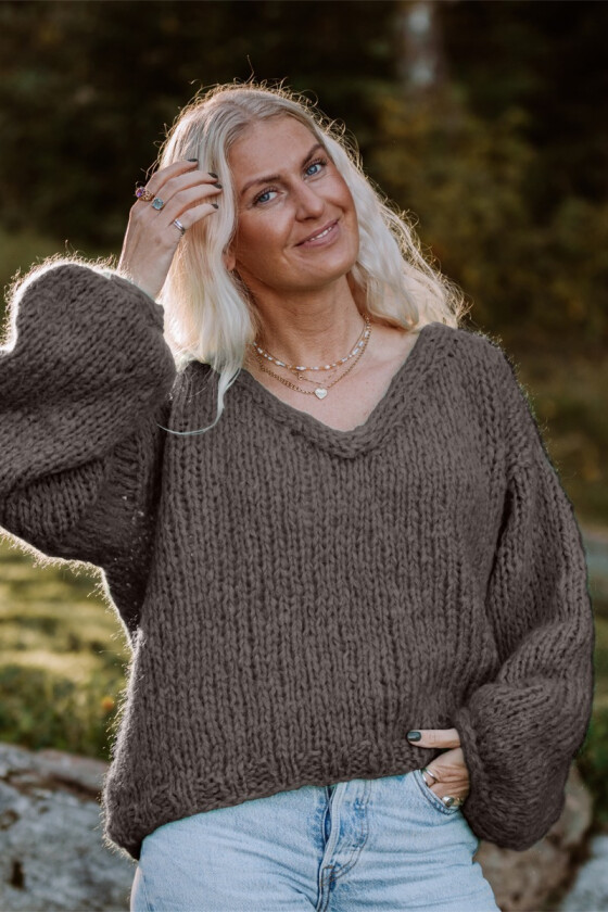 Charlottes brune chunky mohair genser - Strikkia 2021-027L