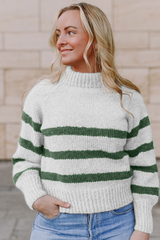 Hvit Bordeaux sweater med jadegrønne striper - Strikkia 2023-001 300-336