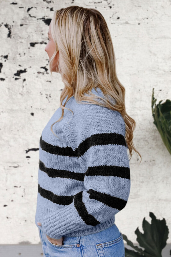 Lyseblå Bordeaux sweater med svarte striper - Strikkia 2023-001 320-303