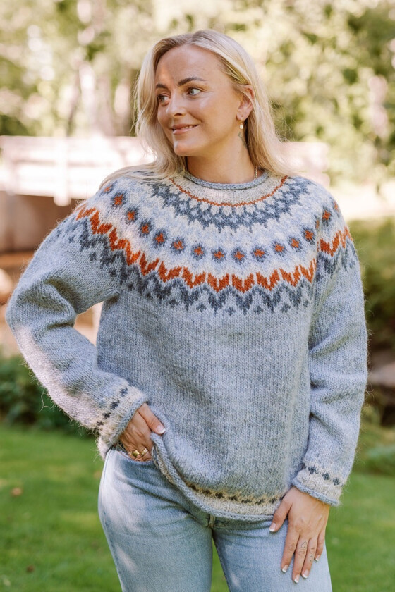 Lyst blå riddarigenser med oransje detaljer - LL0050