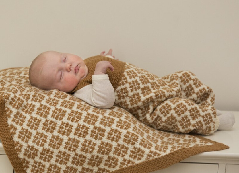 Flora buksedress til baby med teppe - Viking 1802-14