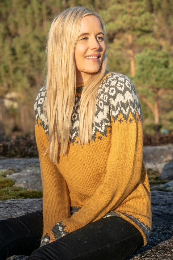 Gul riddari genser med grått mønster - LL0042