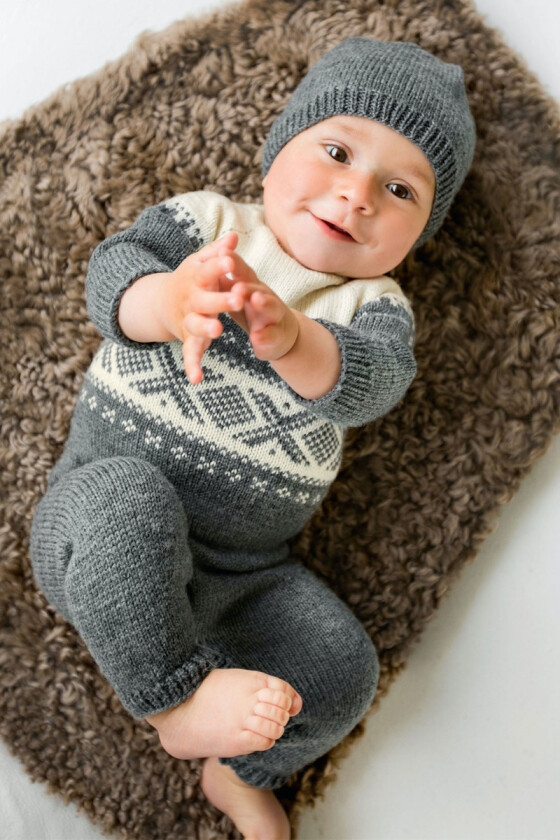 Cortina heldress med lue til baby - DG 319-11