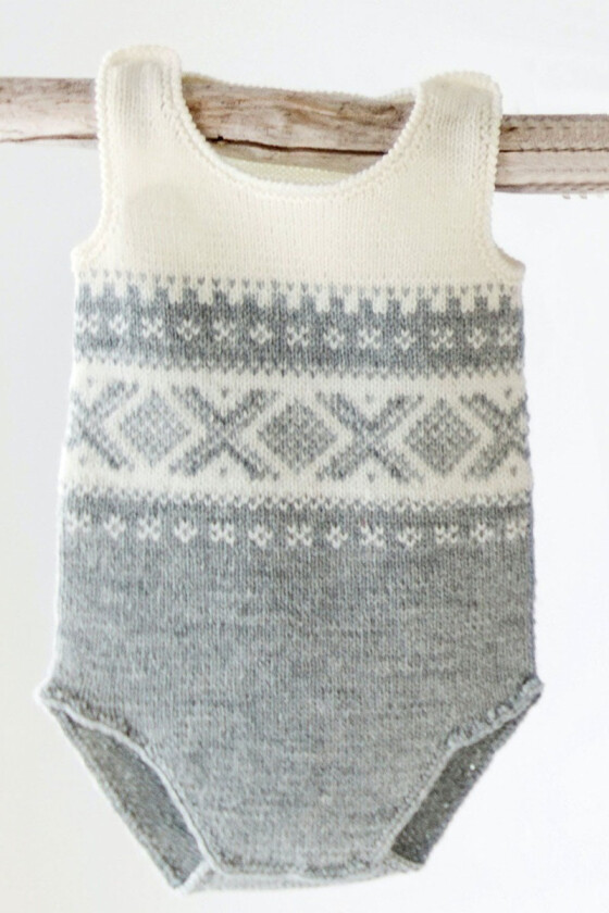 Cortina strikket body til baby - DG 319-03