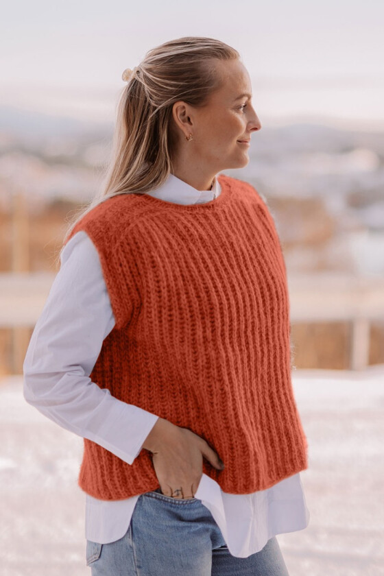Anytime slipover vest i brent oransje - Strikkia 2022-003N