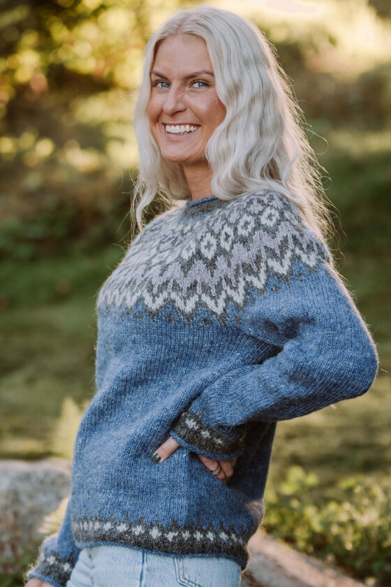 Fjordblå riddarigenser med luftblått mønster - LL0057