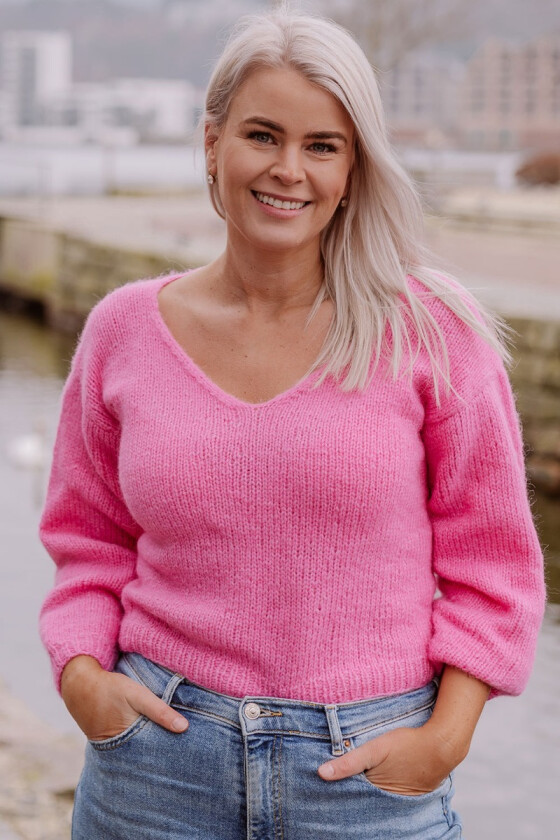 Rosa Soft dreams genser med v-hals - Strikkia 2022-030B
