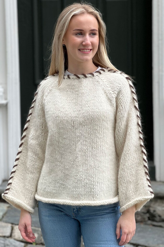 Sorbonne stitch-genseren i naturhvit - Strikkia 2023-302B