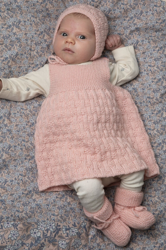 April nydelig strikkekjole til baby med lue og sokker - Viking 2028-6-362