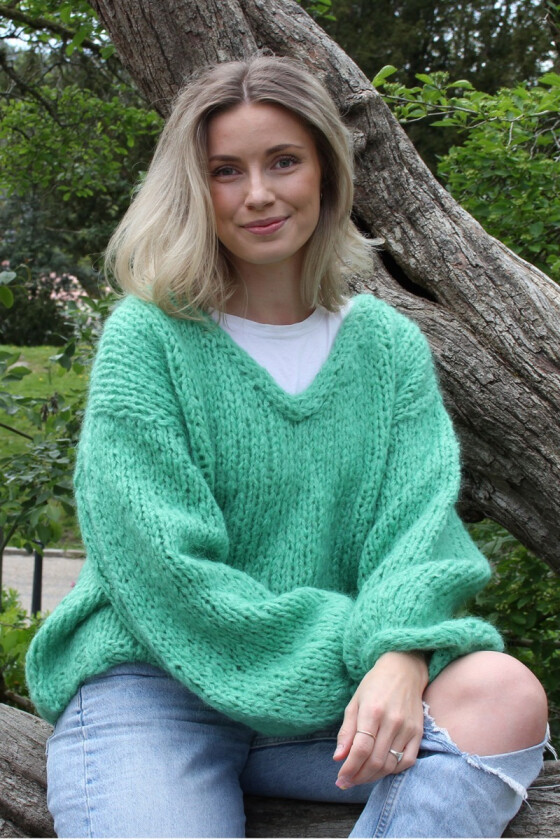 Charlottes eplegrønne chunky mohairgenser - Strikkia 2021-027M