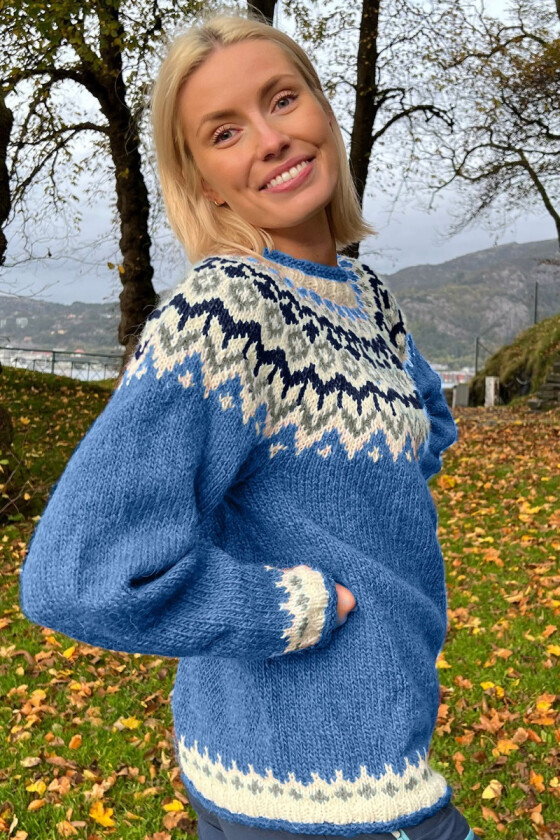 Fjordblå riddarigenser med grått og marineblått mønster - LL0073
