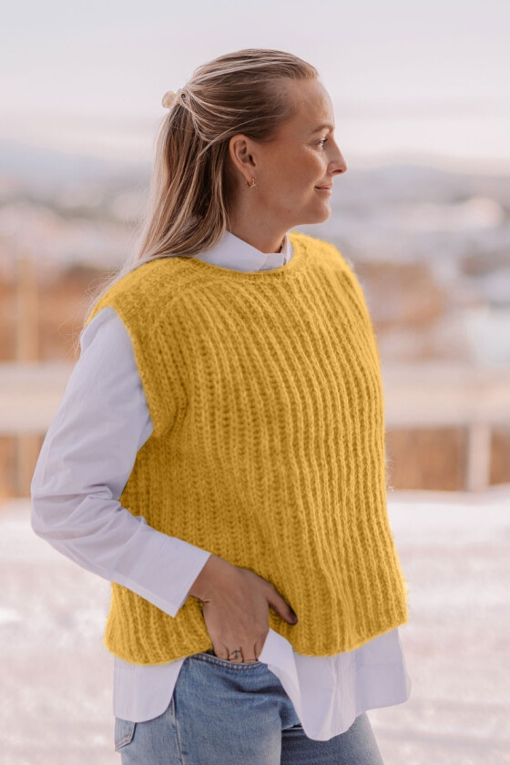 Gul Anytime slipover strikkevest - Strikkia 2022-003L