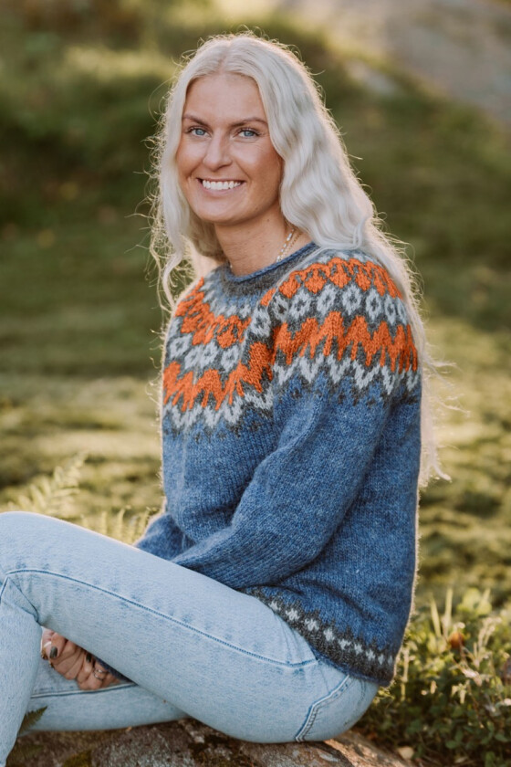 Blå riddarigenser med oransje mønster - LL0035