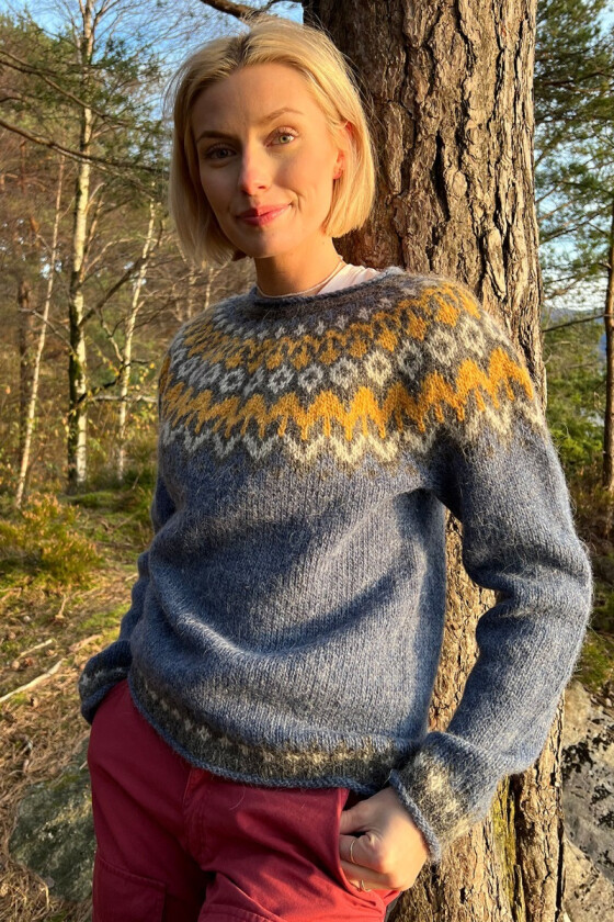Fjordblå riddarigenser med grått og gult mønster - LL0075