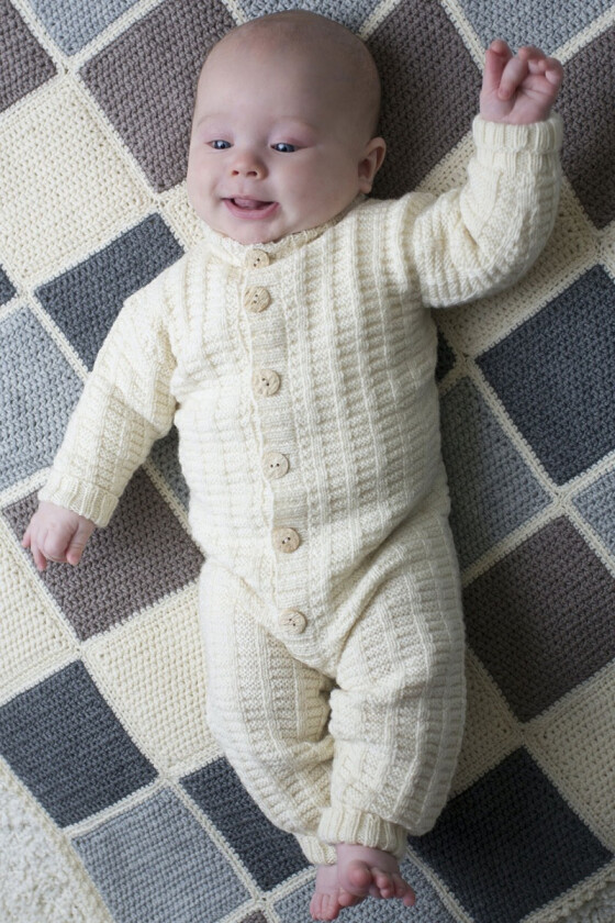 Martin strikket heldress til baby med knapper - DG 293-05A