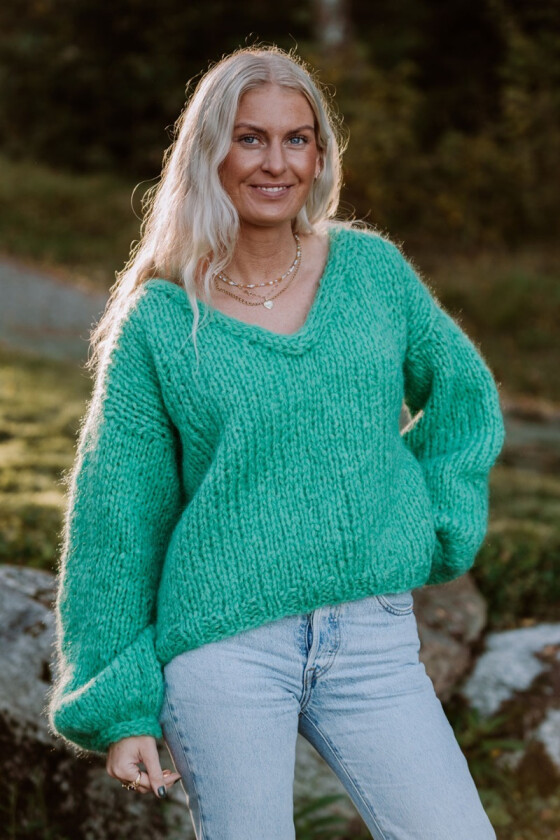 Charlottes chunky mohairgenser med v-hals - Strikkia 2021-027