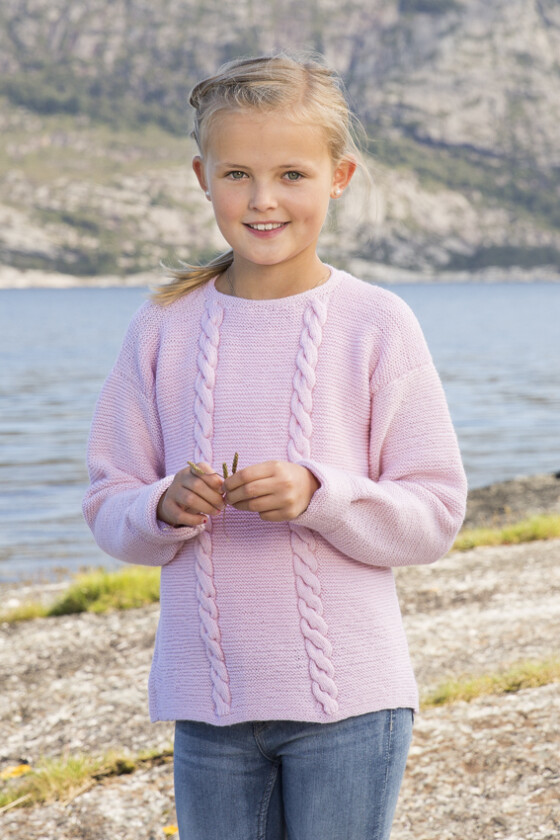 Malva rosa strikkegenser til jente med fletter - Viking 1612-5