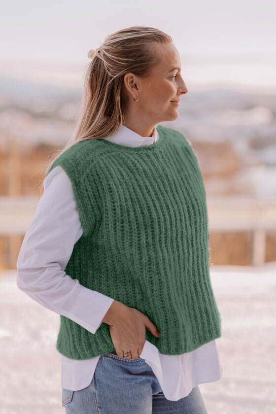 Anytime slipover jadegrønn strikket vest - Strikkia 2022-003K