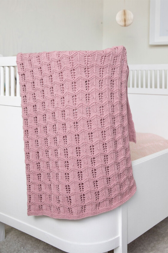 Bonnie strikket babyteppe til seng eller barnevogn - Viking 2126-22