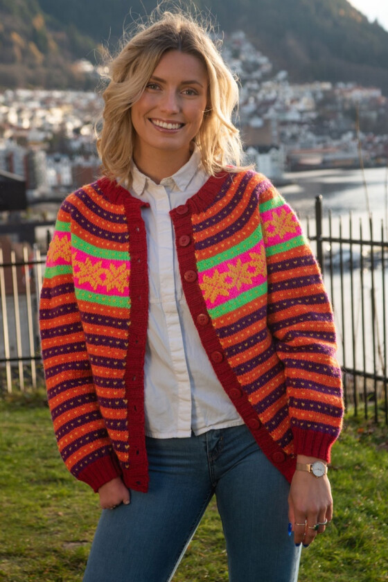 Fresh fanakofte i friske farger - Strikkia 2021-018 Farmen Heidi Lereng