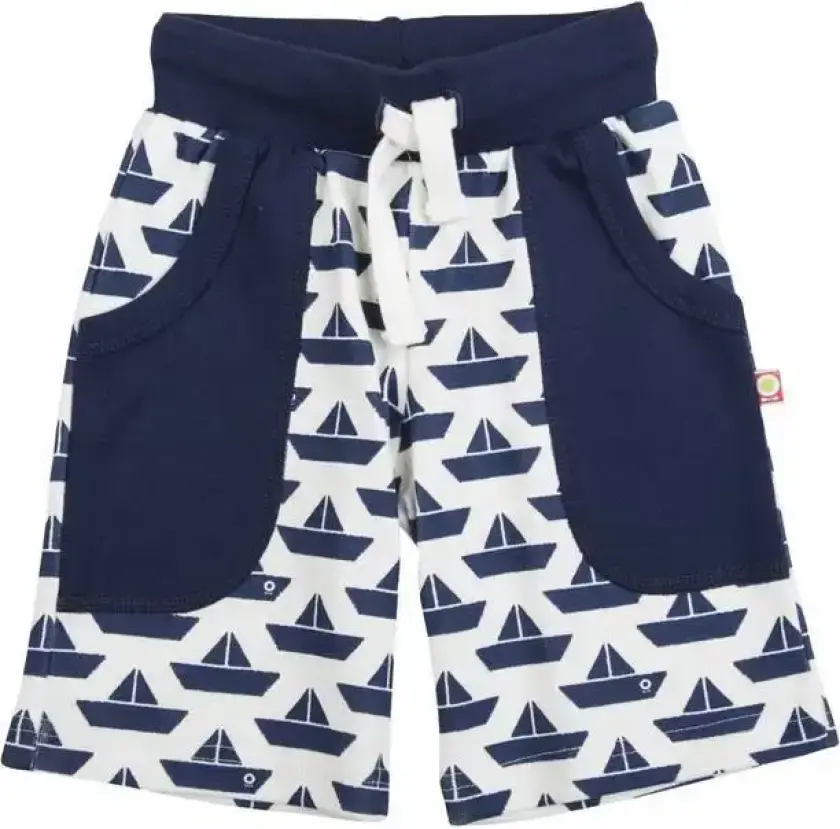 Shorts blå og hvit med papirbåt-trykk organisk bomull | Barn SPAR 25% | Katvig Shorts Paperboat | Størrelse 122 | 100% Organisk bomull25