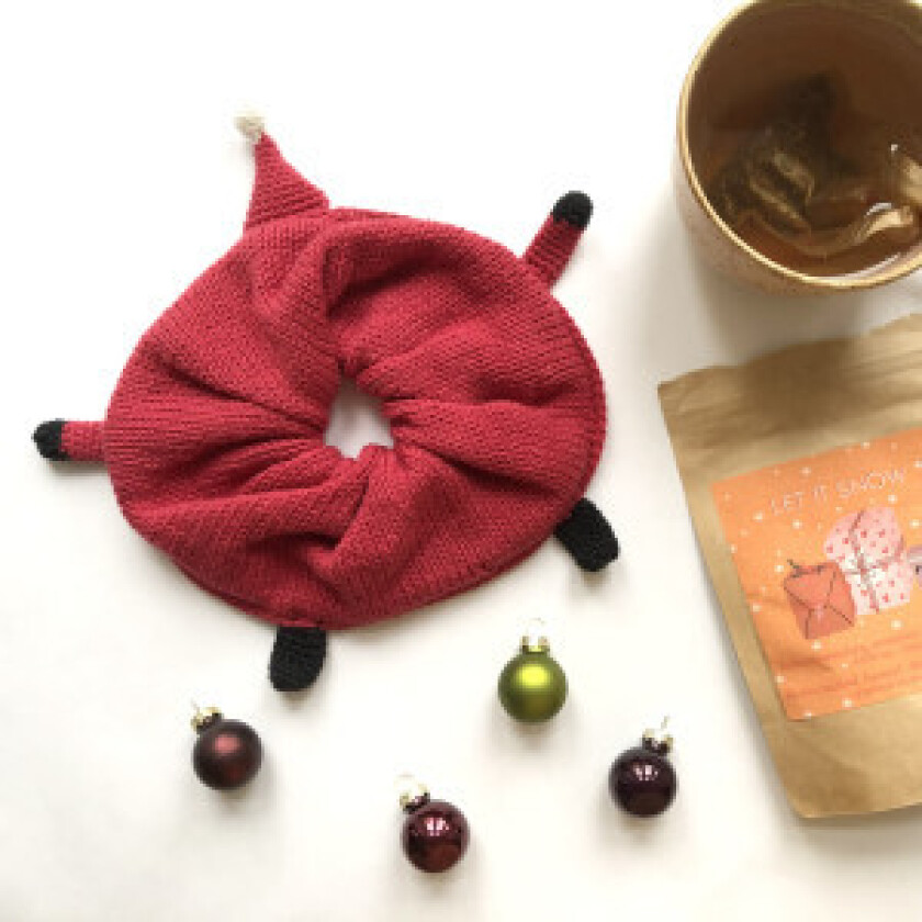 Twisted Santa Scrunchie av Rito Krea - Scrunchie Strikkeoppskrift - Scrunchue