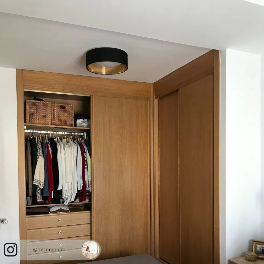 Stofftaklampe Coleen i svart, gyllen innside