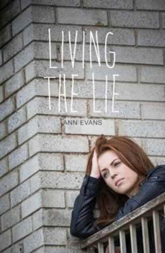 Living the Lie av Ann Evans