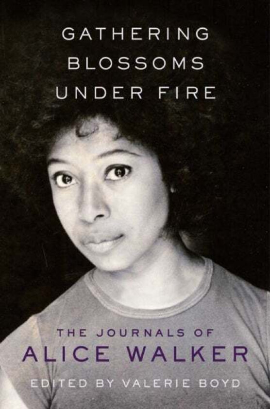 Gathering Blossoms Under Fire av Alice Walker