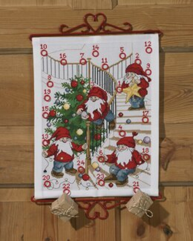 Broderisett Julekalender Nissene pynter juletreet