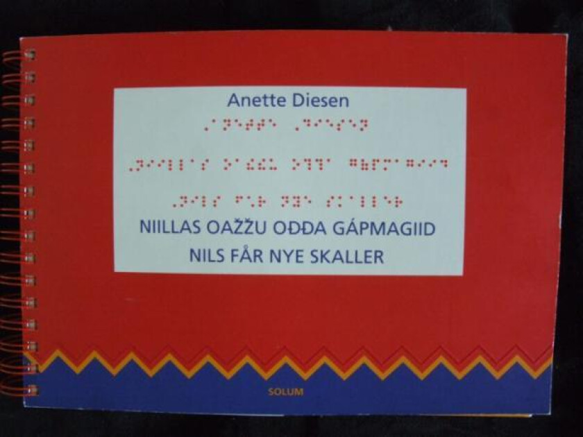 Niillas oazzu odda gapmagiid = Nils får nye skaller av Anette Diesen