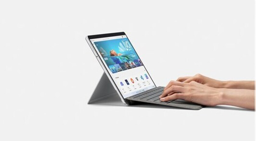 Surface Pro Signature Keyboard - keyboard - with touchpad accelerometer Surface Slim Pen 2 storage and charging tray - platinum - Tastatur - Grå