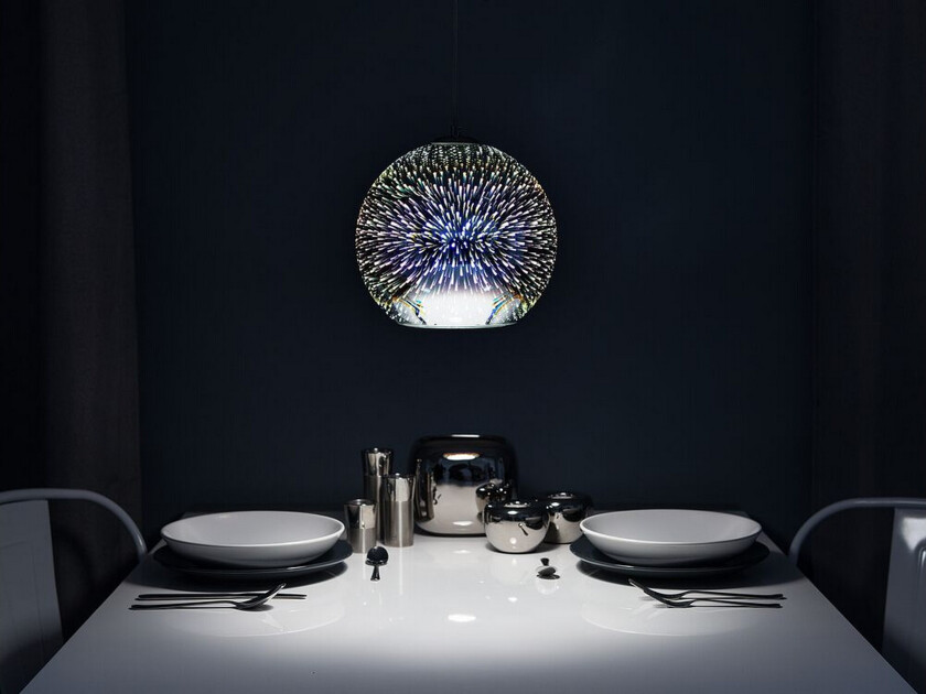 Pendellampe i sølv med høyglanset, reflekterende glasskule i eklektisk, glamorøs design