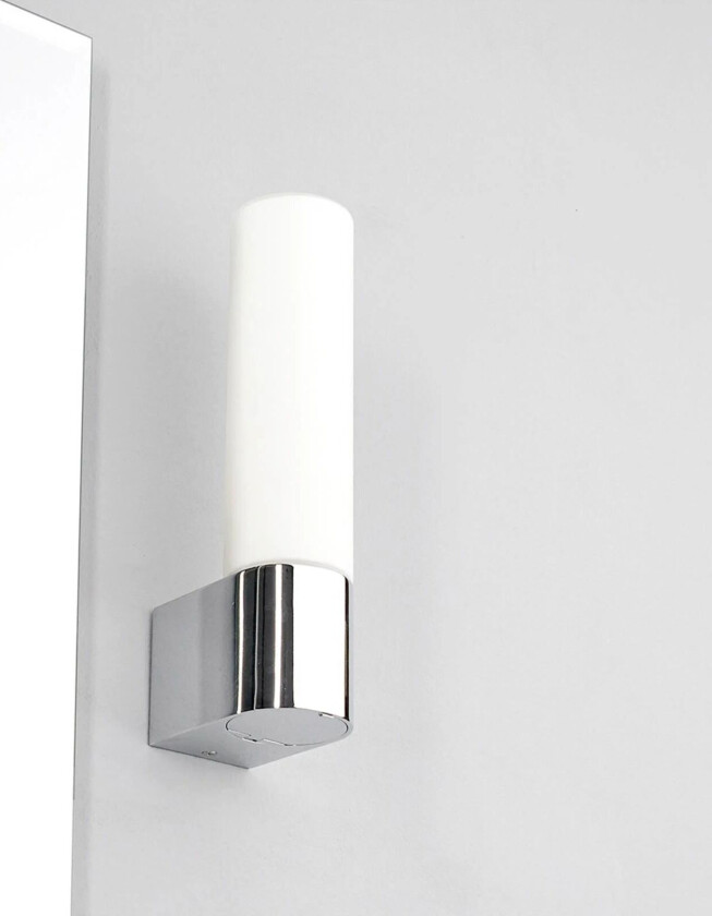 Praktisk speillampe Melike med strømuttak