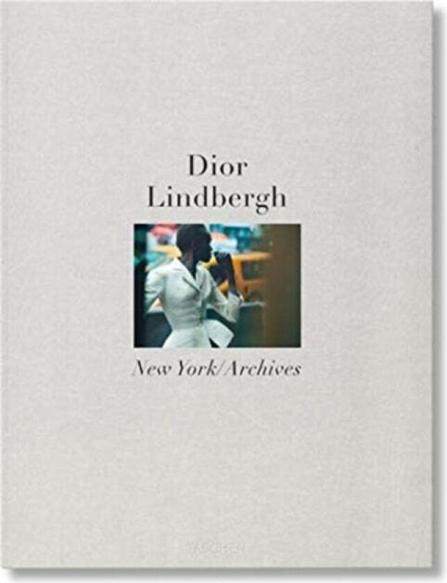 Bilde av Peter Lindbergh. Dior av Martin Harrison