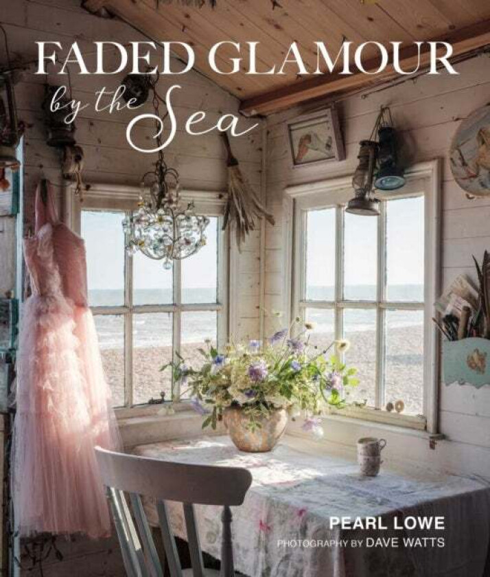 Faded Glamour by the Sea av Pearl Lowe